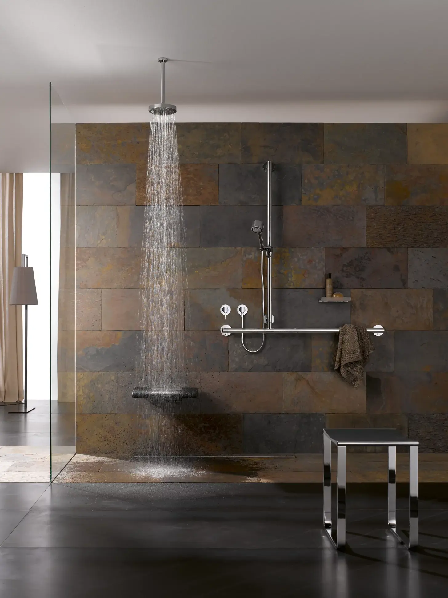 Walk-in-Dusche mit Steinwand und Regendusche. Douche italienne avec mur pierre et pluie de tête.