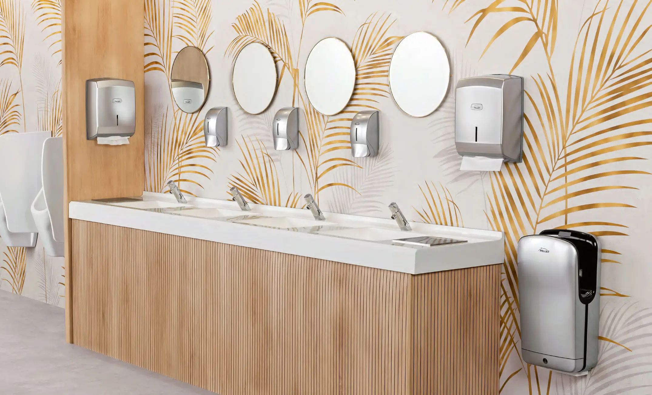 Öffentlicher Waschraum mit Edelstahlspendern. Toilettes publiques avec distributeurs inox.